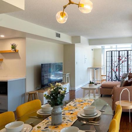 Large 2 Bedrooms Besides Cn Tower Toronto Esterno foto