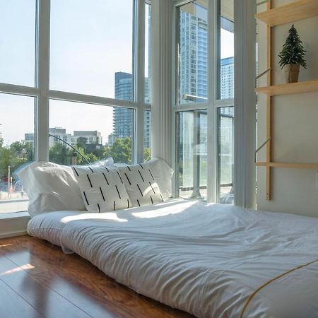 Large 2 Bedrooms Besides Cn Tower Toronto Esterno foto