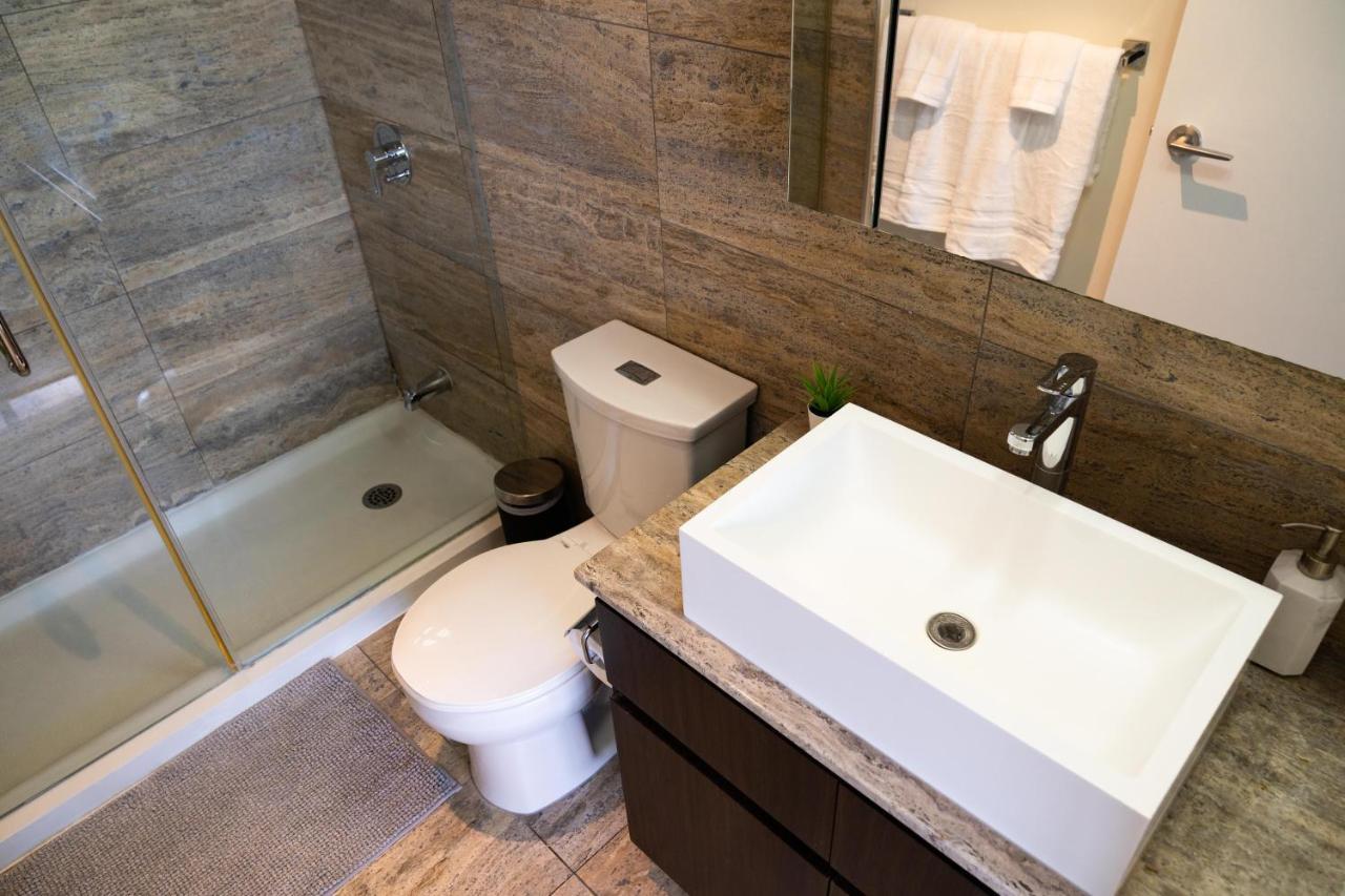 Large 2 Bedrooms Besides Cn Tower Toronto Esterno foto