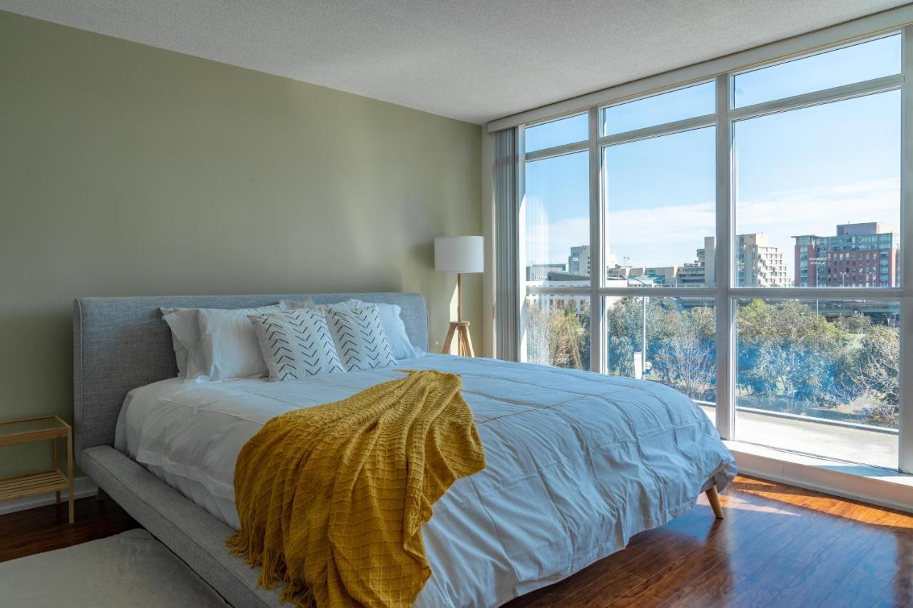 Large 2 Bedrooms Besides Cn Tower Toronto Esterno foto