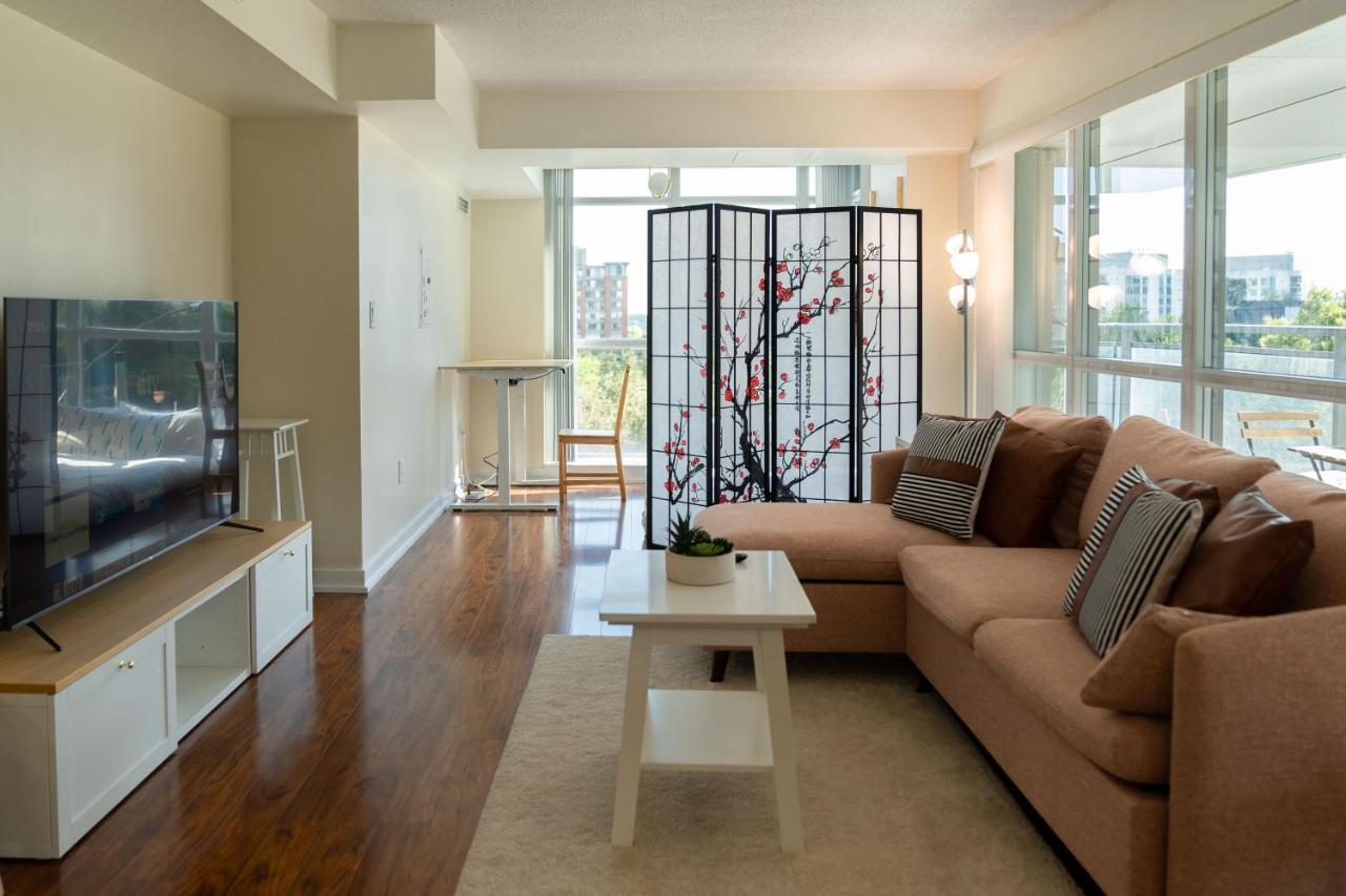 Large 2 Bedrooms Besides Cn Tower Toronto Esterno foto