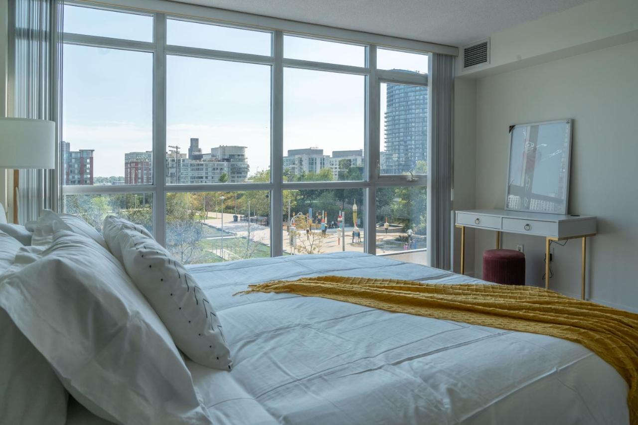Large 2 Bedrooms Besides Cn Tower Toronto Esterno foto