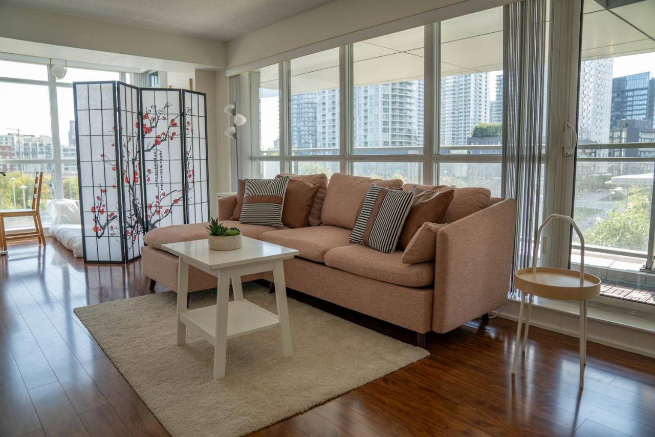 Large 2 Bedrooms Besides Cn Tower Toronto Esterno foto