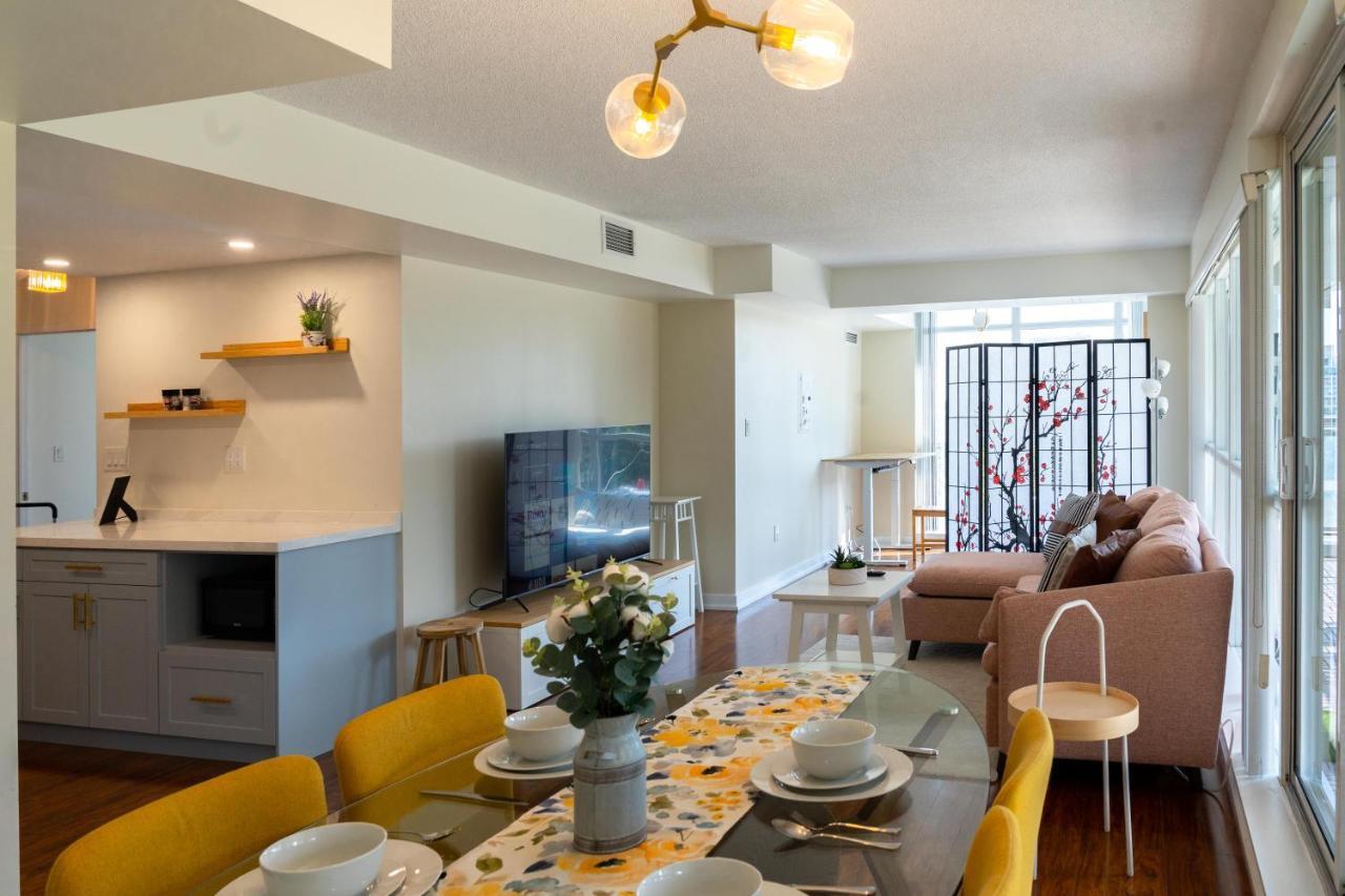 Large 2 Bedrooms Besides Cn Tower Toronto Esterno foto