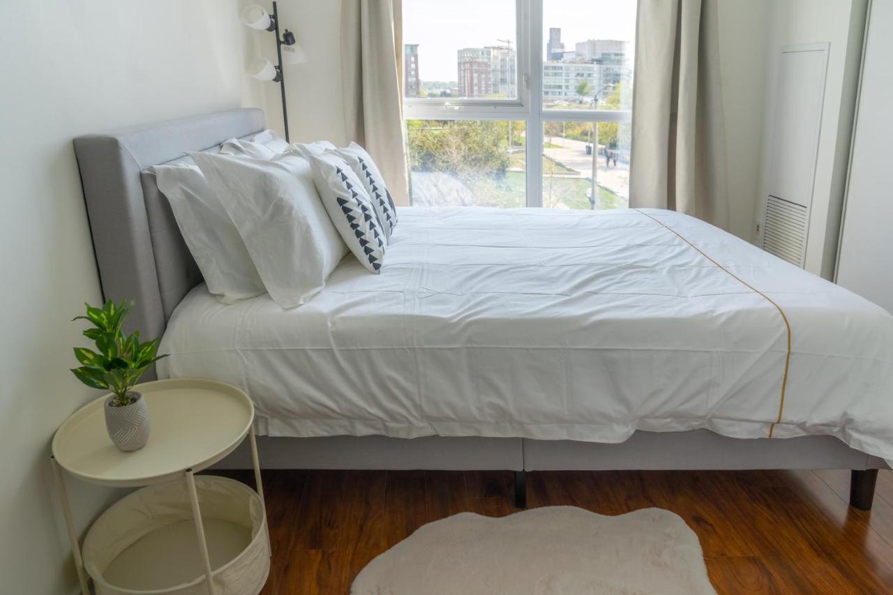 Large 2 Bedrooms Besides Cn Tower Toronto Esterno foto