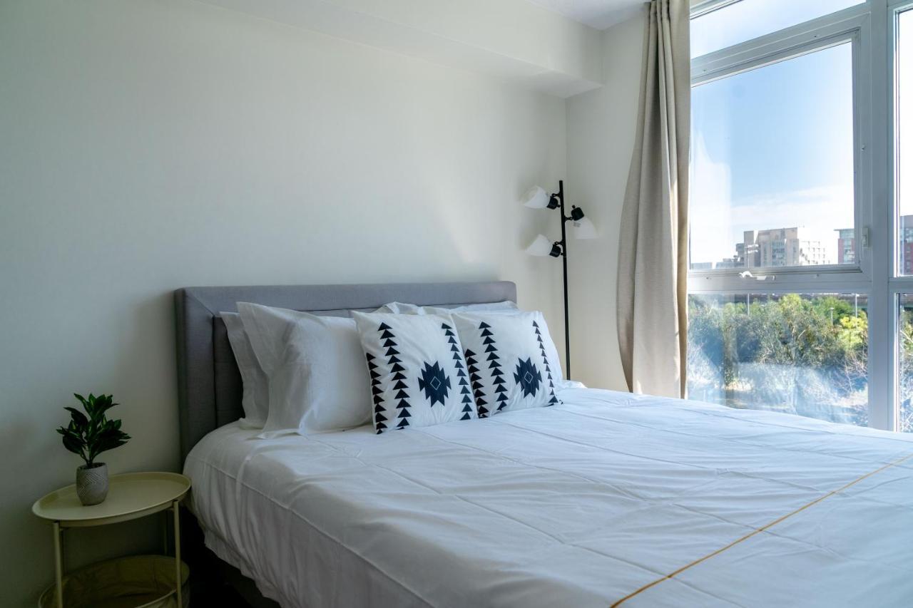 Large 2 Bedrooms Besides Cn Tower Toronto Esterno foto