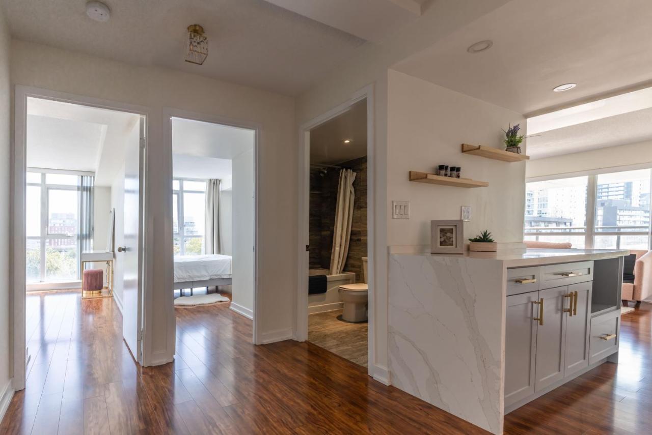 Large 2 Bedrooms Besides Cn Tower Toronto Esterno foto