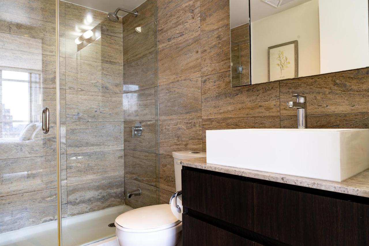 Large 2 Bedrooms Besides Cn Tower Toronto Esterno foto