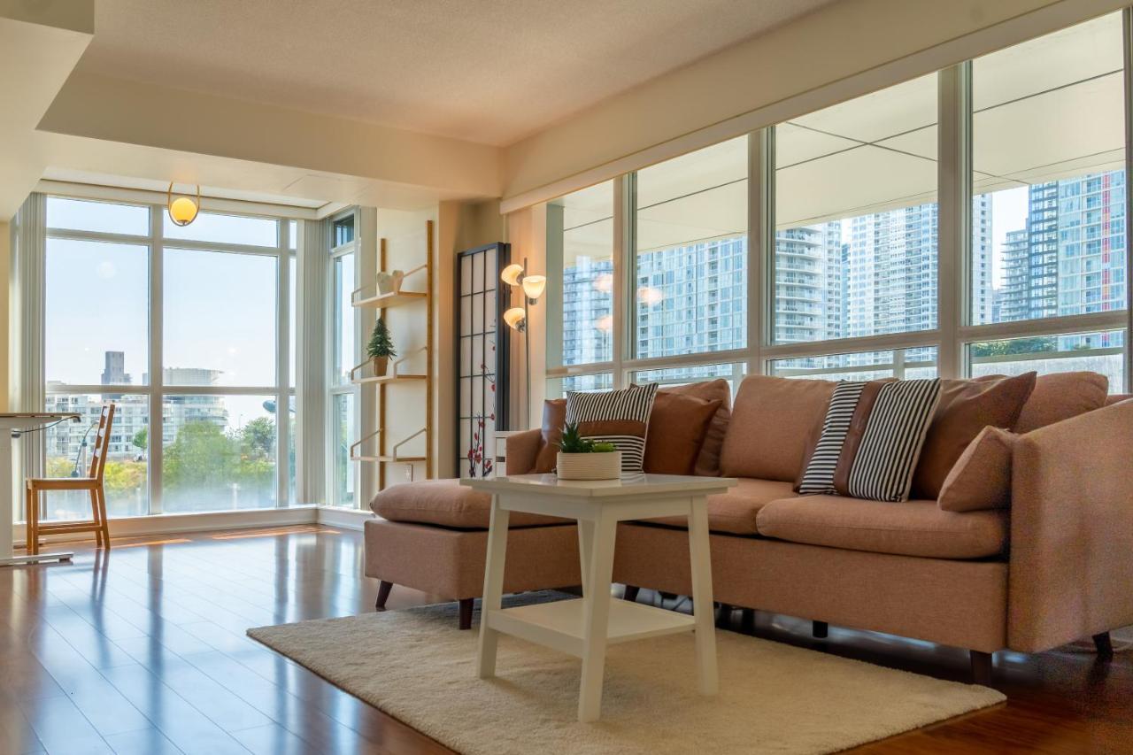 Large 2 Bedrooms Besides Cn Tower Toronto Esterno foto