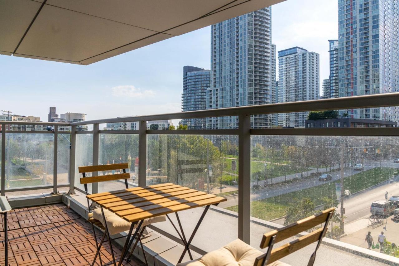 Large 2 Bedrooms Besides Cn Tower Toronto Esterno foto