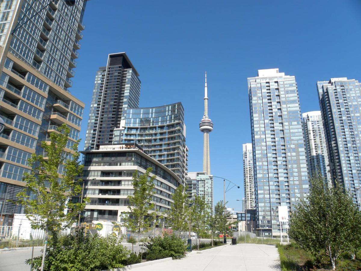 Large 2 Bedrooms Besides Cn Tower Toronto Esterno foto