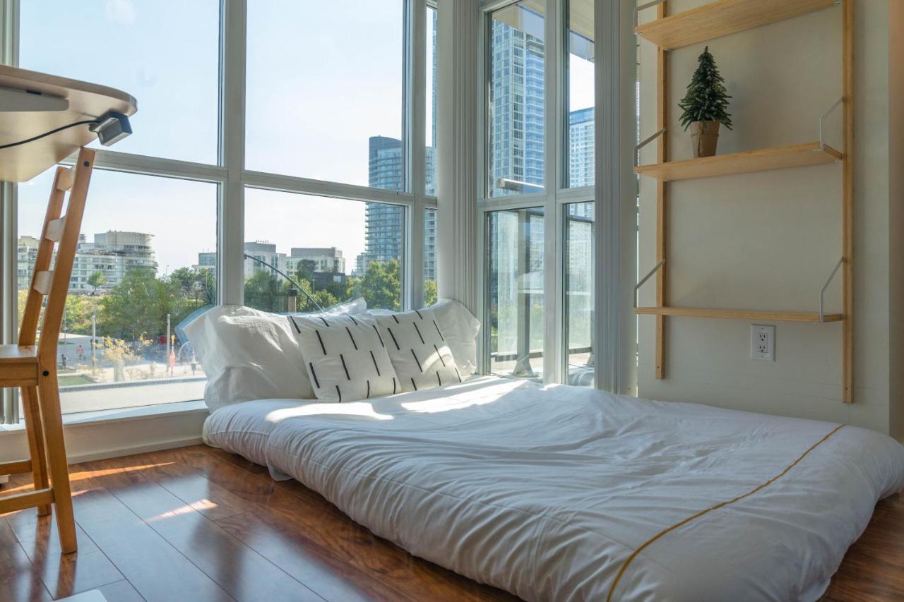Large 2 Bedrooms Besides Cn Tower Toronto Esterno foto